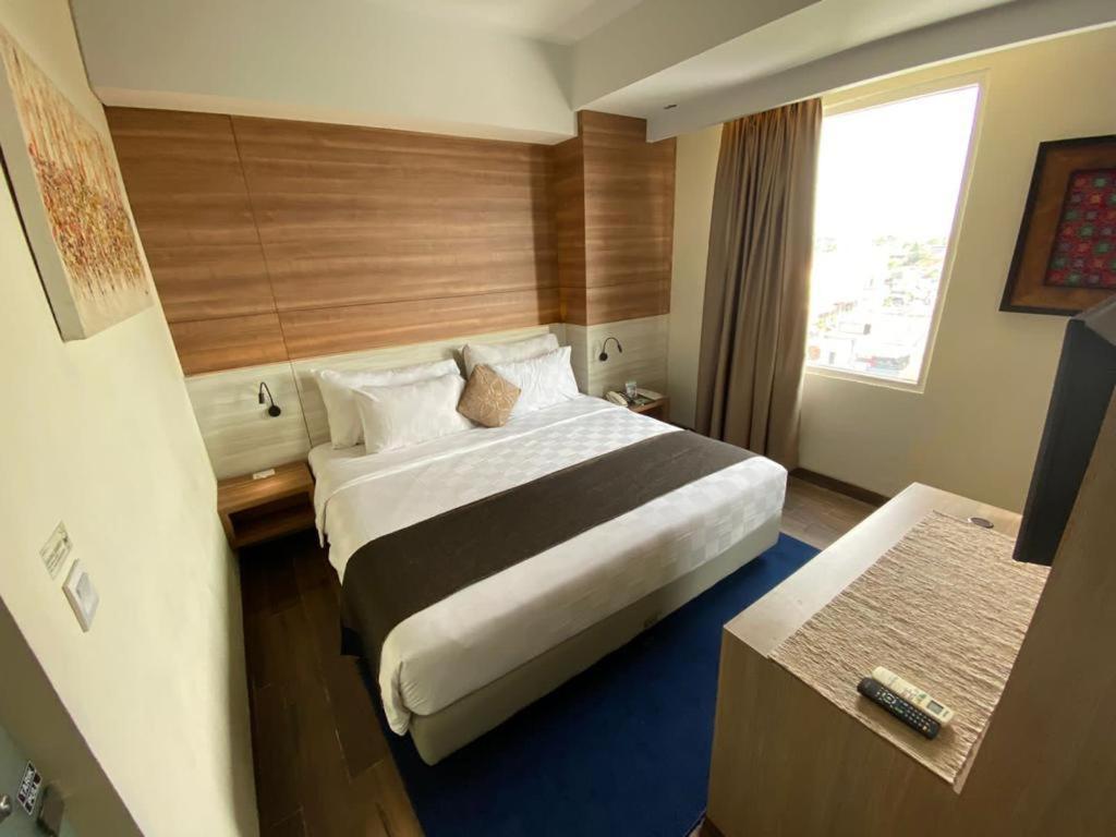 Khas Hotel Пекалонган Экстерьер фото
